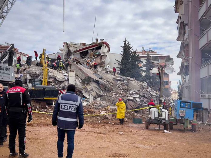 Turkish Officials Target Contractors as Rescue Efforts Continue