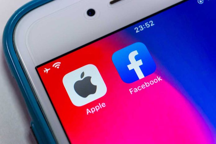 1907935201 featured image Apple and Facebook apps on smartphone screen