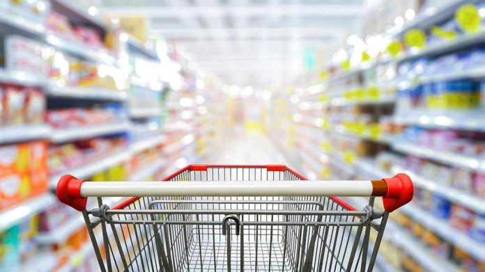 1688252332 Shopping cart in aisle of grocery store.