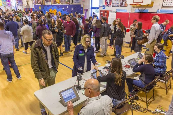 shutterstock_512254420 Crowd at check-in tables inside a gymnasium