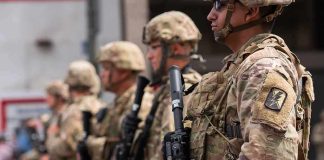 Colombia’s ‘El Tigre’ Launches Major Offensive Against FARC Soldiers in camouflage gear stand in formation holding rifles